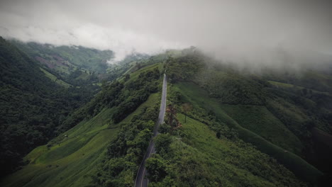 Vista-Aérea-Volando-Sobre-La-Exuberante-Montaña-Verde-De-La-Selva-Tropical-Con-Nubes-De-Lluvia-Durante-La-Temporada-De-Lluvias-En-El-Parque-Nacional-Reservado-De-La-Montaña-Doi-Phuka-En-El-Norte-De-Tailandia