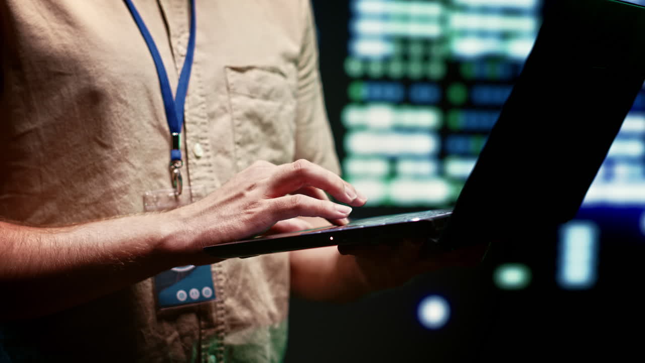 ingeniero en el centro del servidor usando una computadora portátil