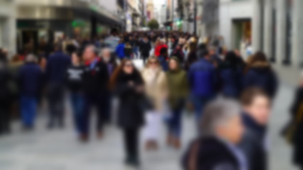 Pessoas na Rua Calle del Carmen. Madri, Espanha. Fora de foco. Lapso de tempo. Rua Calle del Carmen, perto da Praça Puerta del Sol. Lapso de tempo. Madri, Espanha.