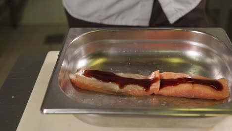 chef preparando salmón marinado