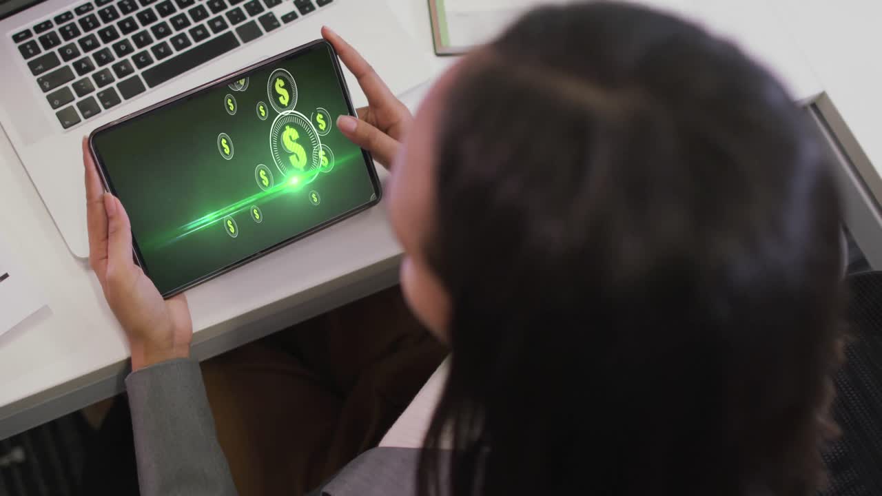 mujer de negocios biracial que usa una tableta para videollamadas con procesamiento de datos