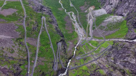 el camino del troll trollstigen o trollstigveien es un camino sinuoso de montaña.