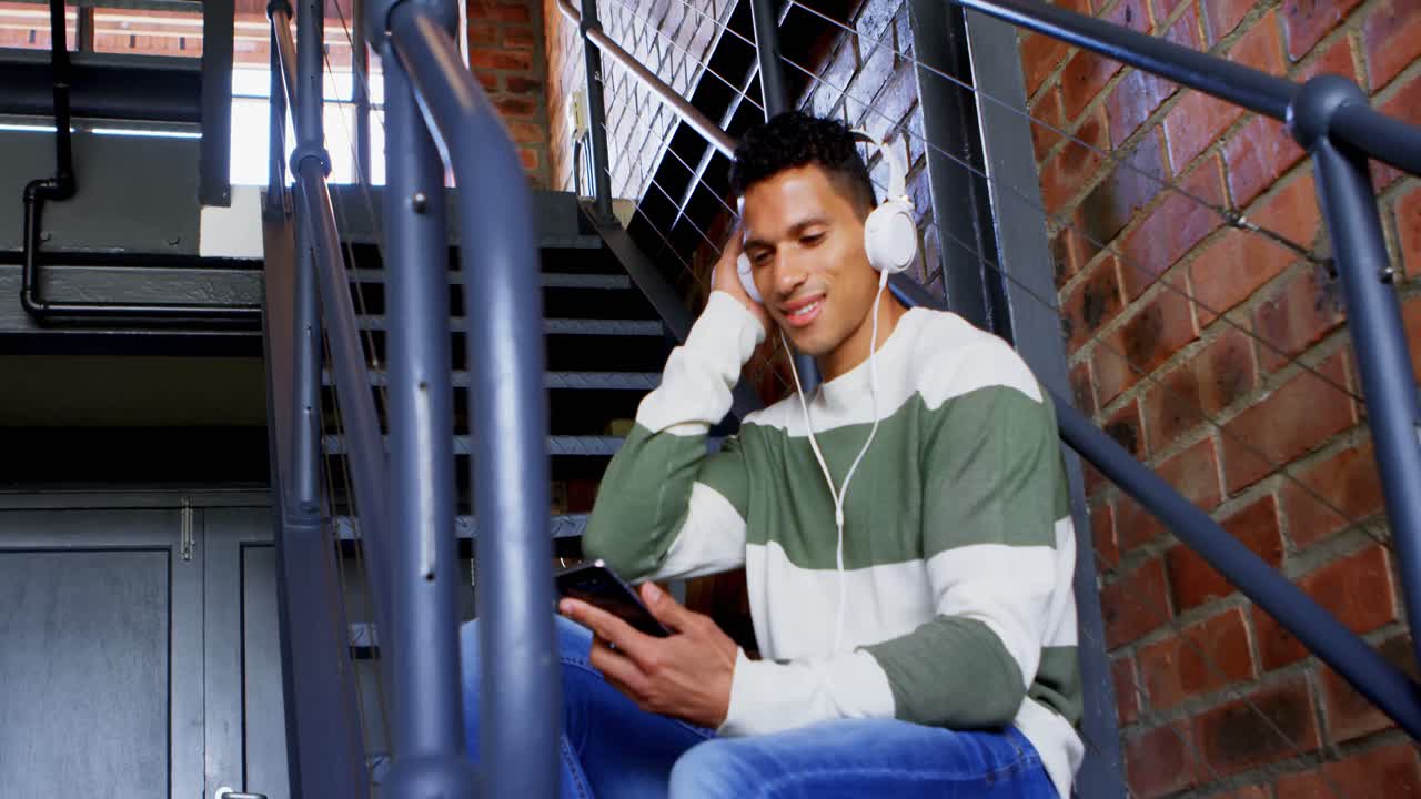 Man listening music on mobile phone 4k