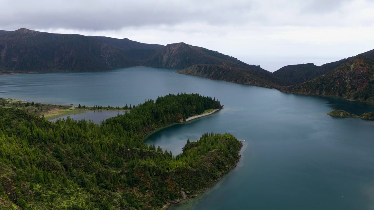 Lagoa Do Fogo (Ildsjøen), en kraterinnsjø på Sao Miguel-øya i Azorene-arkipelet, Portugal. – Innzoomende luftfoto.