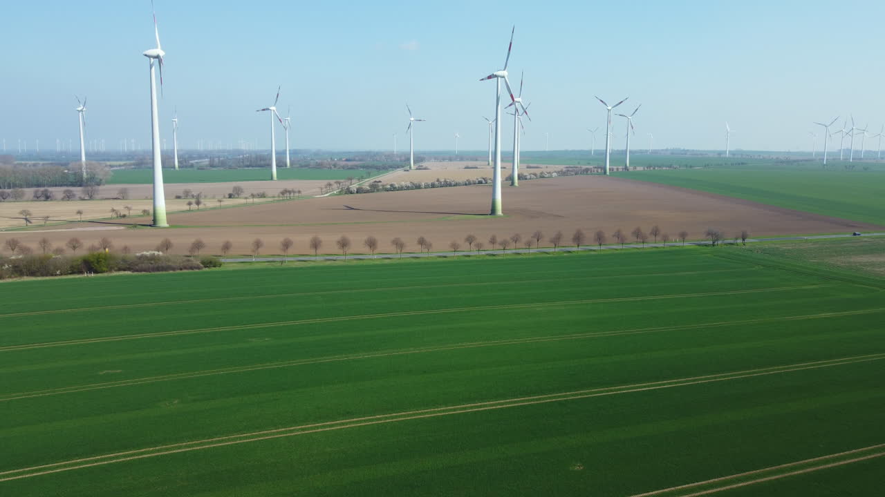 시골 풍경 위의 풍력 발전소