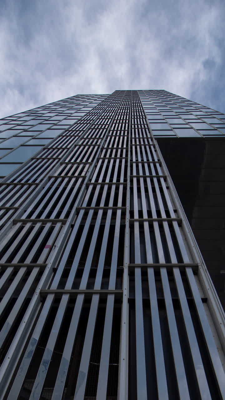 el lapso de tiempo de los edificios de rascacielos en barcelona en vertical