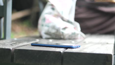 forget smartphone on a park bench, lost smart phone ,