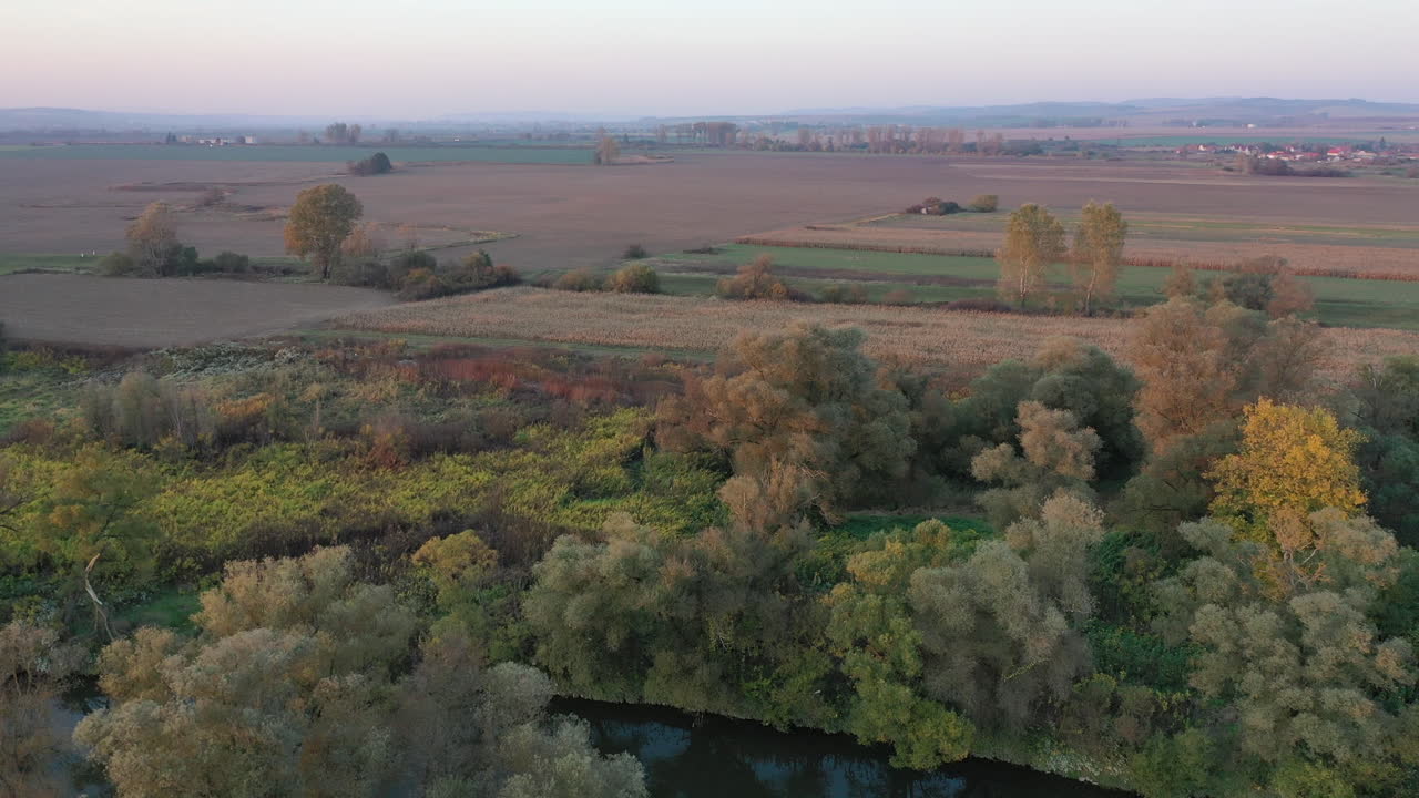 красивая река осенний пейзаж пейзаж в венгрии сельскохозяйственные земли