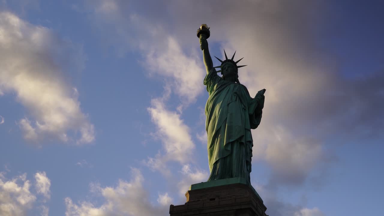 La Statua della Libertà sullo sfondo del paesaggio urbano di New York, lato fiume, Lower Manhattan.