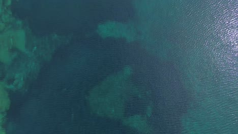 la belleza de la playa de spathias en 4k: recorrido aéreo con drones por nikiti, grecia