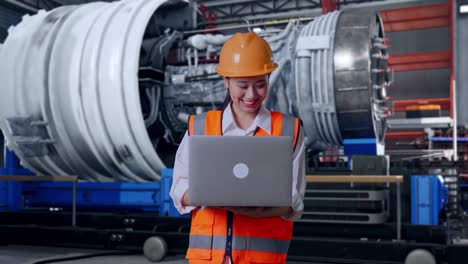 ingeniero trabajando en una computadora portátil en una fábrica