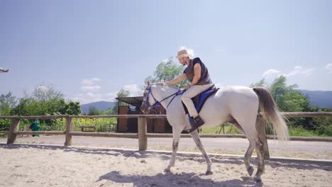 Al-Hombre-Que-Monta-En-La-Granja-Le-Encantan-Los-Caballos.