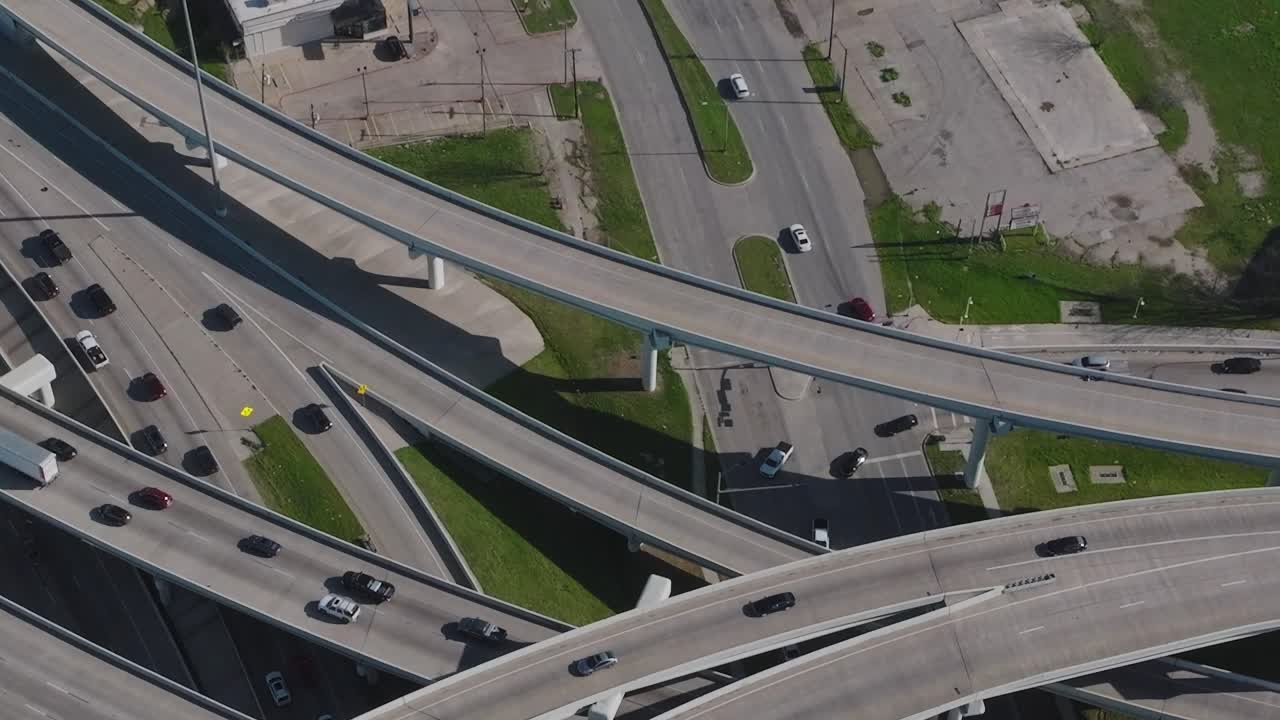 Vista dello svincolo autostradale del centro di Dallas, Texas, dall'alto