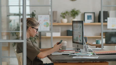 mujer de negocios que usa un teléfono inteligente en el lugar de trabajo en la oficina