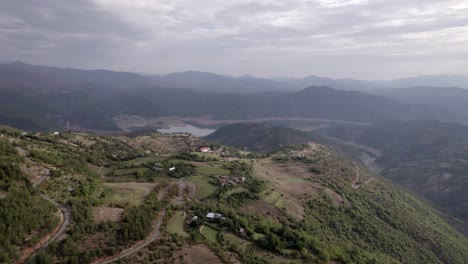 Frontdrohnenvideo-In-&quot;goldener-Stunde&quot;,-Das-Sich-über-Die-Berge-Von-Sh22-In-Albanien,-über-Das-Dorf-Va-Spas-Und-Im-Hintergrund-über-Den-Drin-See-Bewegt