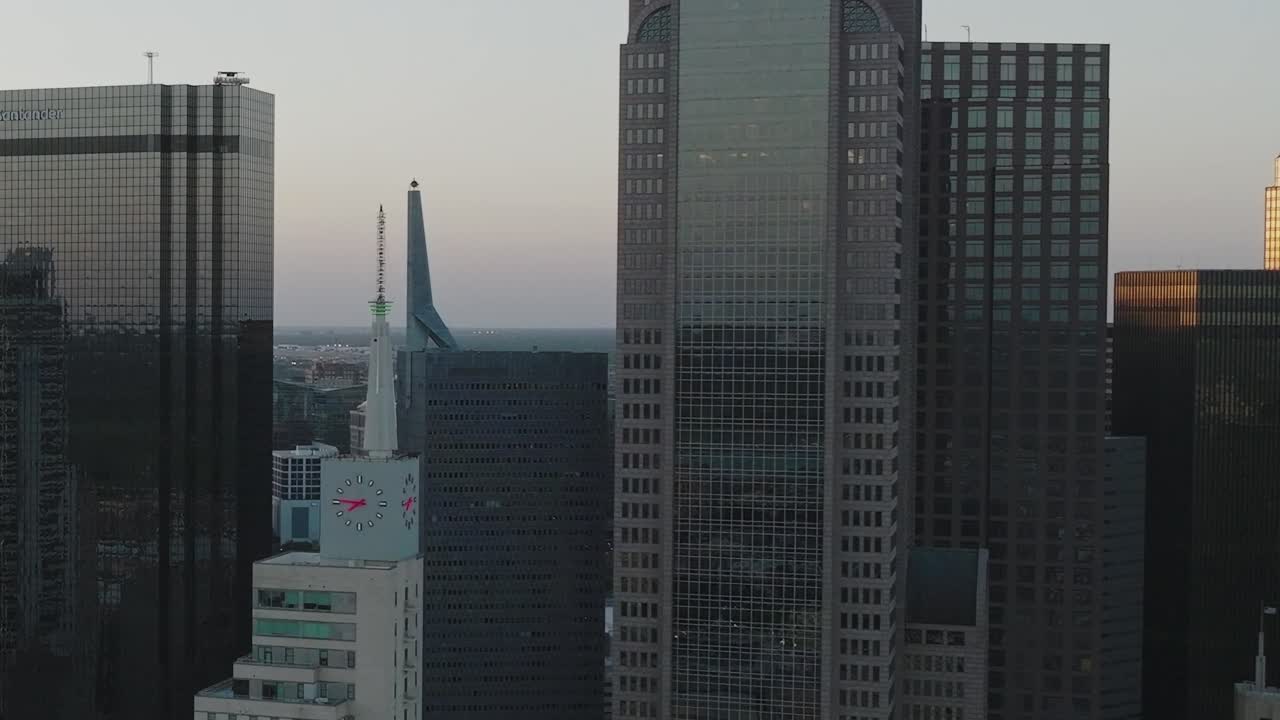 Vista do centro de Dallas, Texas, de cima com edifícios altos ao entardecer
