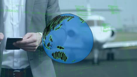 animación del globo y procesamiento de datos sobre un hombre de negocios que usa un teléfono inteligente en el aeropuerto
