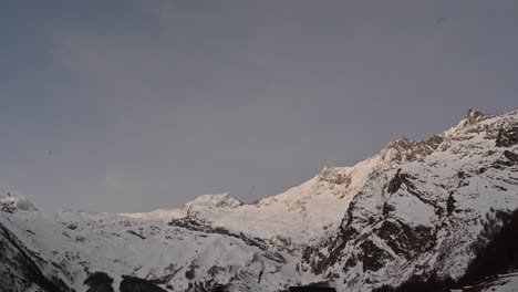 Amanecer-En-Los-Alpes-Suizos,-Saas-Fee-Timelapse-Cuando-El-Sol-Ilumina-La-Cima-De-Las-Montañas-Nevadas