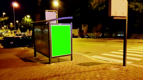 cartel con una pantalla verde clave de croma en un tráfico de coches calle de la ciudad de la noche, noche de la luz, concepto de publicidad