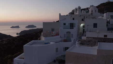 Luftaufnahme-Des-Kleinen-Dorfes-Auf-Der-Insel-Milos,-Griechenland-Nach-Sonnenuntergang-Mit-Meerblick