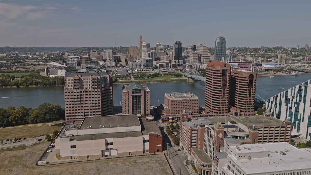 цинциннати огайо воздушный v18 беспилотник перелет в центре города ковингтона, летящий через реку, захватывает набережные виды стадиона пейкор и горизонта города - снят с inspire 3 8k - сентябрь 2023