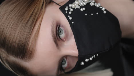 fotografía vertical de una mujer con una elegante máscara facial