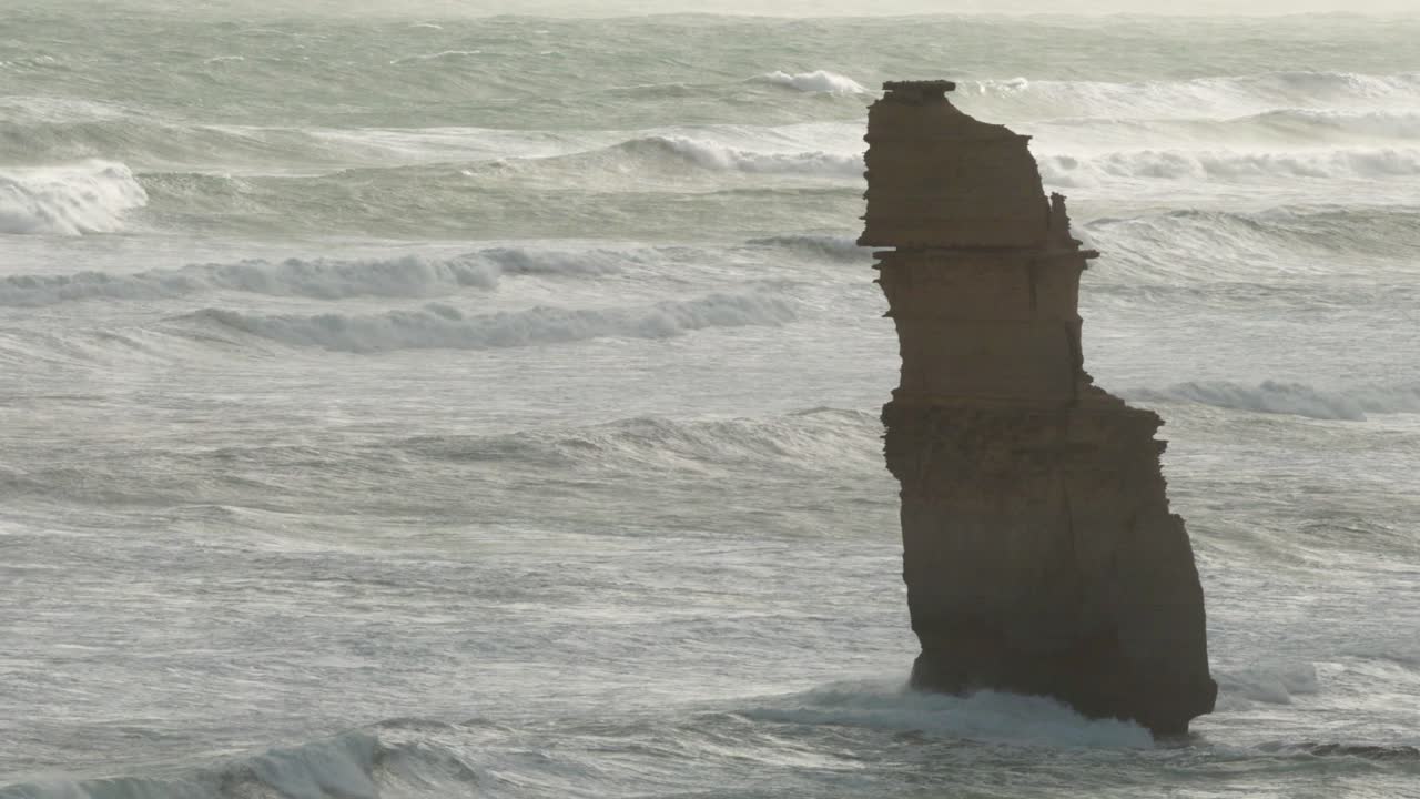 바다의 파도에 대항하는 열두 사도들의 조용한 모습, 그레이트 오션 로드 (great ocean road) 에서 어두워지면서 찍은 사진.