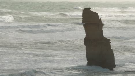 una vista serena de los doce apóstoles formaciones rocosas contra las olas del océano, capturado al anochecer en el gran camino del océano
