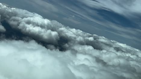 piloto pov volando a través de un dramático cielo tormentoso un montón de nubes tormentosas en un giro a la izquierda