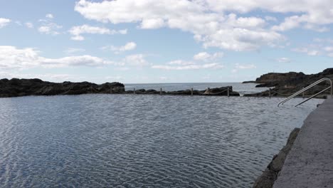 Piscina-Oceánica-En-Kiama-Beach-En-Nueva-Gales-Del-Sur-Australia-Con-Escalera-En-Día-Nublado,-Tiro-Cerrado