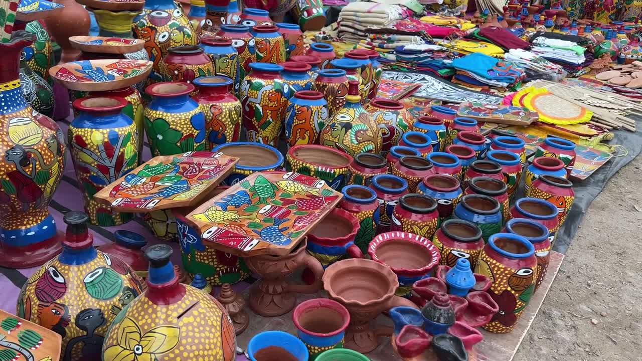 variedades de coloridos y decorativos hermosos jarrones de arcilla que se venden en un puesto en la carretera en kolkata, india