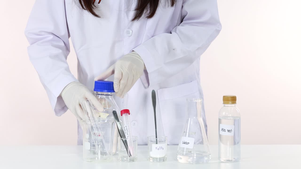 científico preparando un experimento de química con soluciones