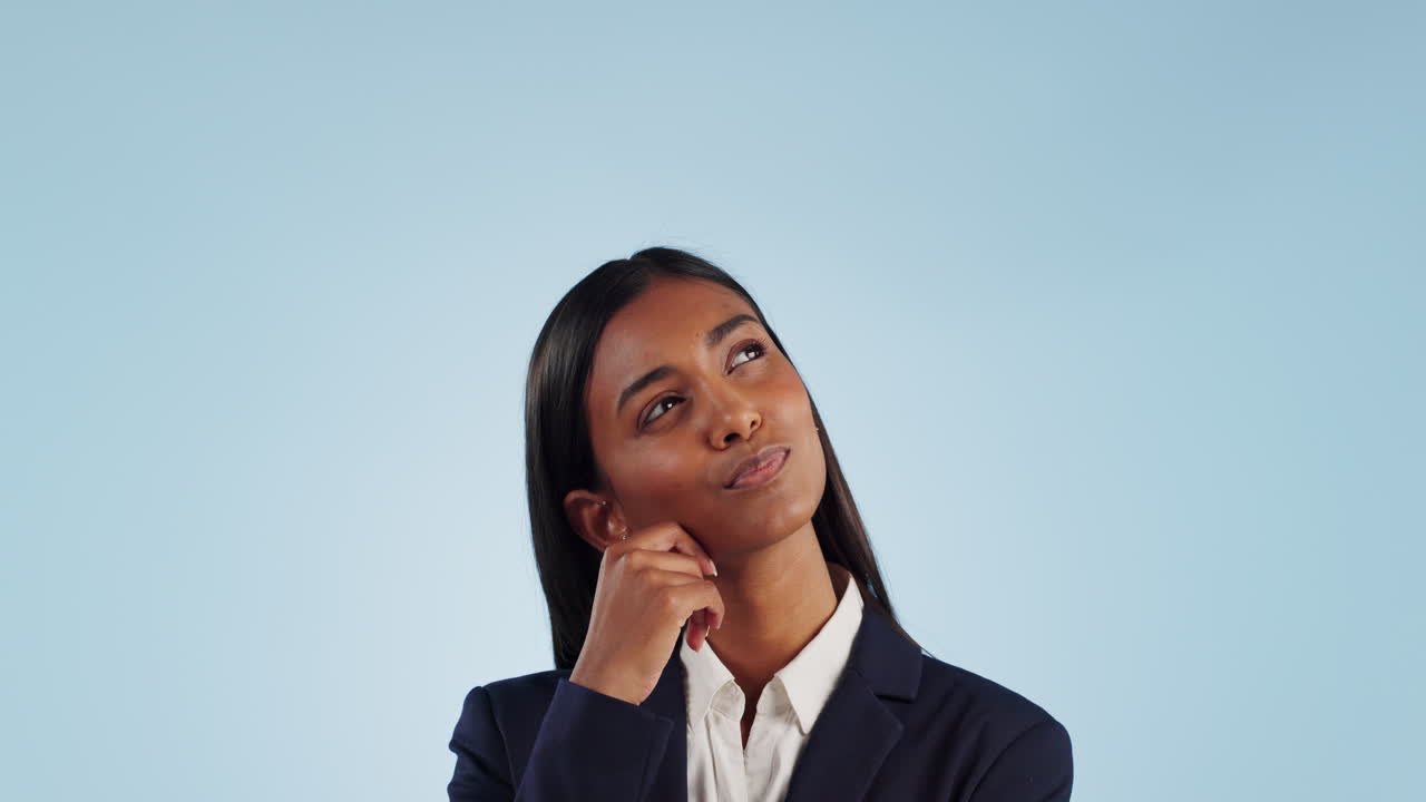 mujer de negocios, pensamiento e ideas en el estudio