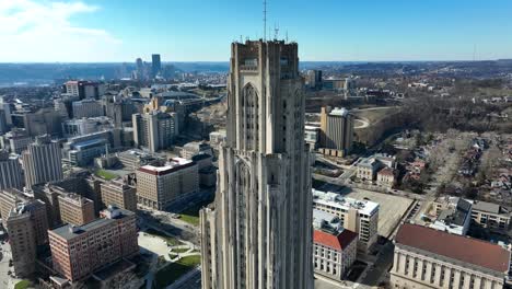 órbita-Aérea-Alrededor-De-La-Catedral-Del-Aprendizaje-En-La-Universidad-De-Pittsburgh