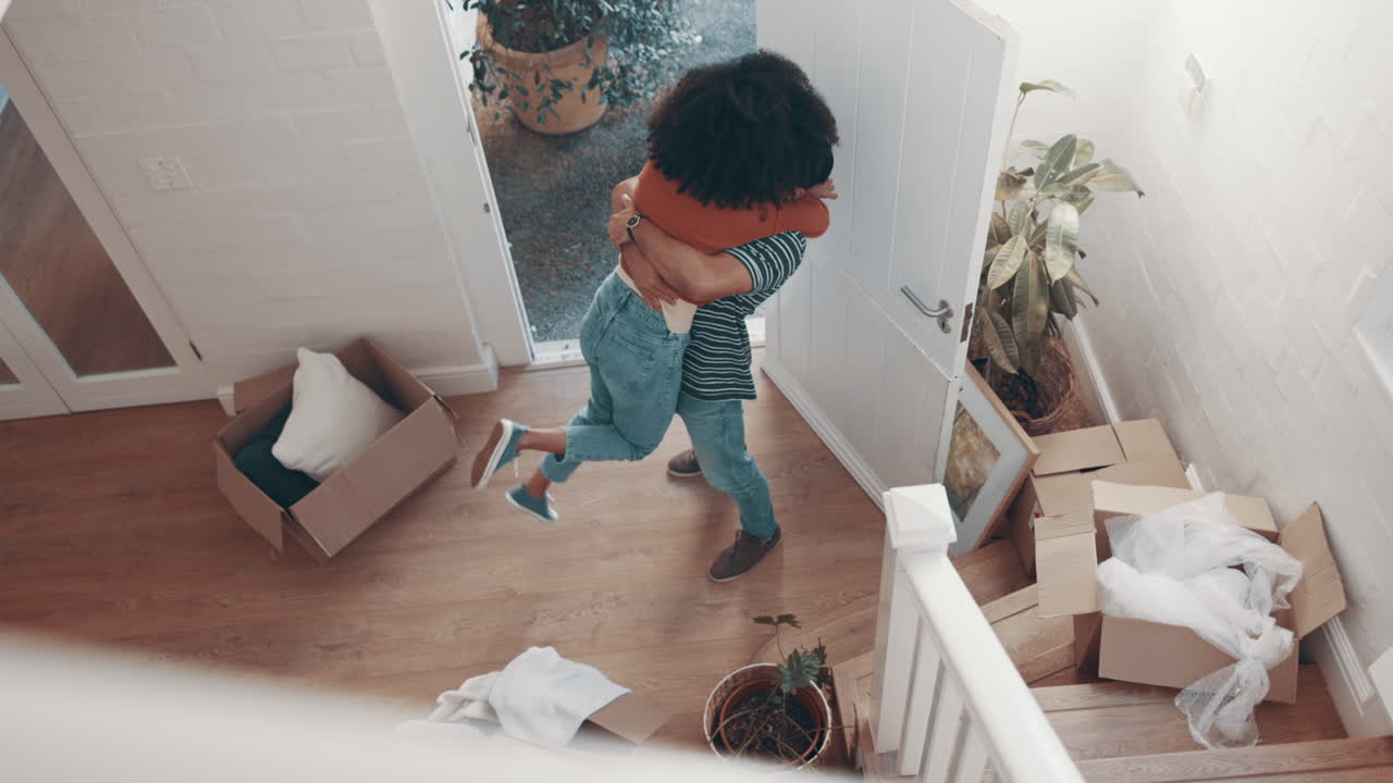 행복한 커플, 포옹과 새로운 집의 축하