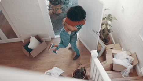 feliz pareja, abrazo y celebración de la nueva casa