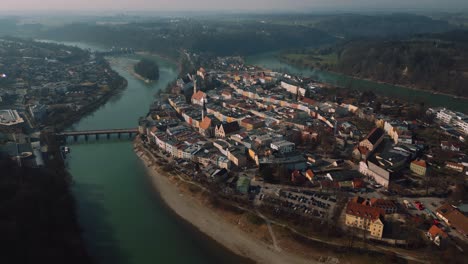 wasserburg am inn, ciudad antigua medieval en baviera, alemania, rodeada por la épica curva del río