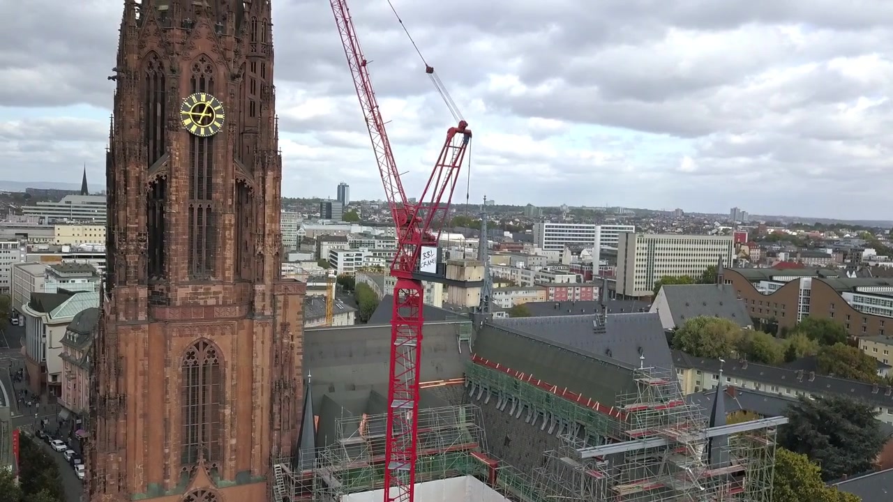 Riprese aeree con drone del centro città, del quartiere degli affari e di una grande cattedrale a Francoforte sul Meno, in Germania, Unione Europea. Francoforte è la capitale finanziaria e bancaria della Germania e dell'Europa