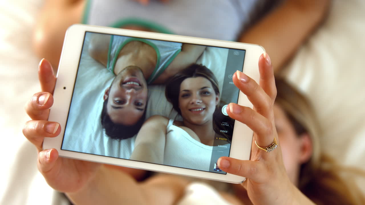 una pareja enamorada tomando una foto juntos.