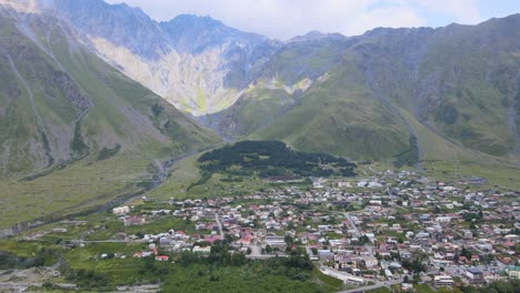 Ein-Malerisches-Dorf-In-Einem-üppigen-Tal,-Umgeben-Von-Bergen