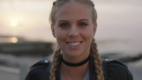 close-up-portrait einer schönen blonden frau mit geflochtenen haaren, die zuversichtlich lächelt und eine lederjacke trägt und in die kamera schaut