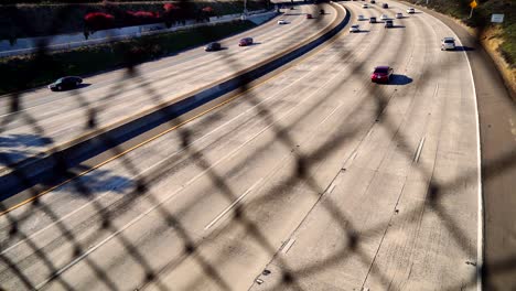 Autos-Conduciendo-En-La-Autopista-De-San-Diego-En-Cámara-Lenta