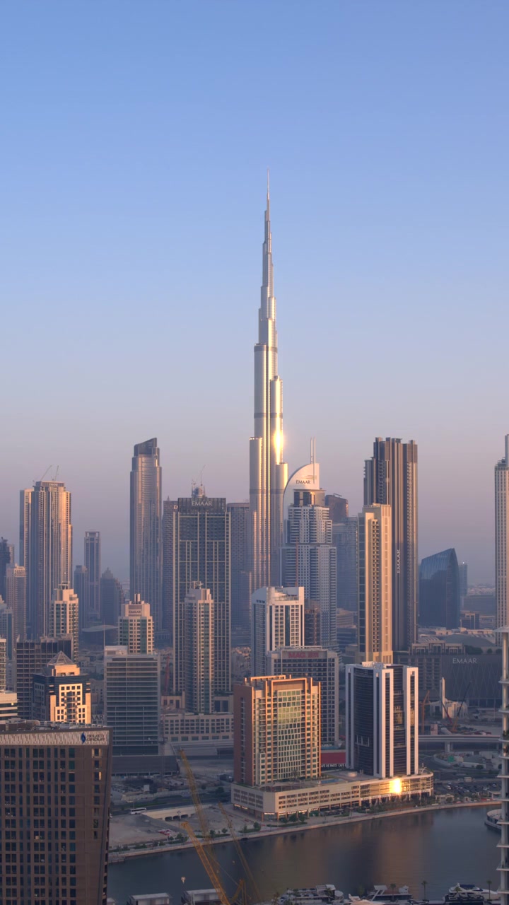 Dubai, EAU - 28 luglio 2026: Timelapse verticale dalla notte al giorno con l'alba dello skyline di Burj Khalifa e Downtown Dubai. L'iconico grattacielo è stato sviluppato da Emaar Properties negli Emirati Arabi Uniti