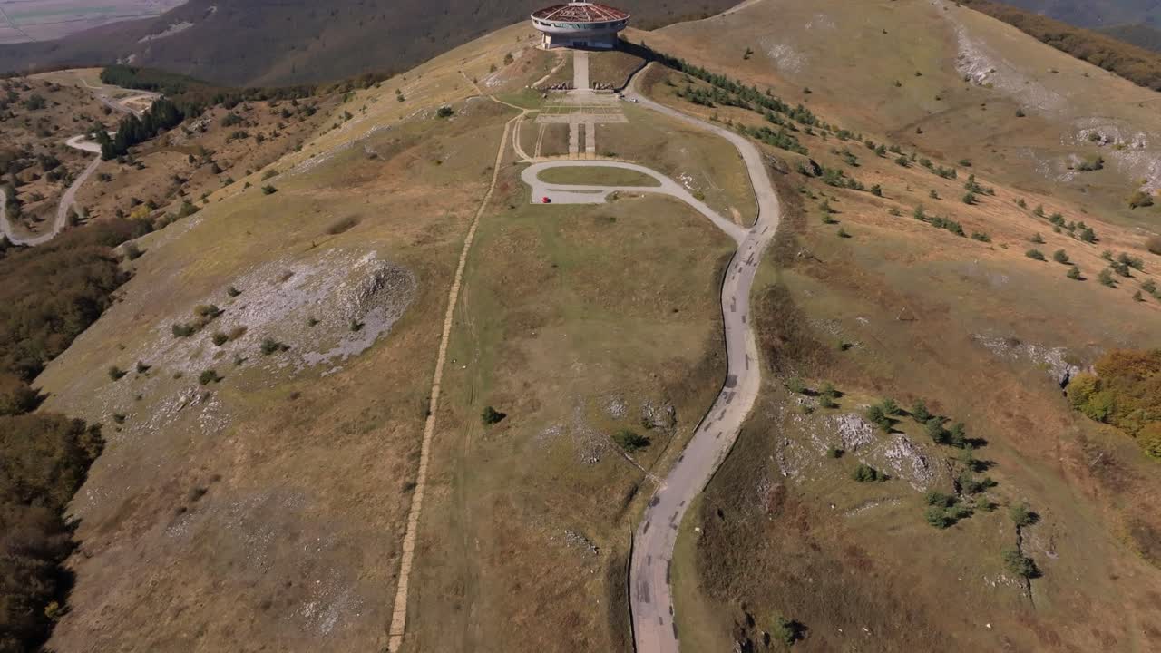 Le rovine di Buzludzha si ergono su un crinale immerso in un paesaggio rurale, Bulgaria