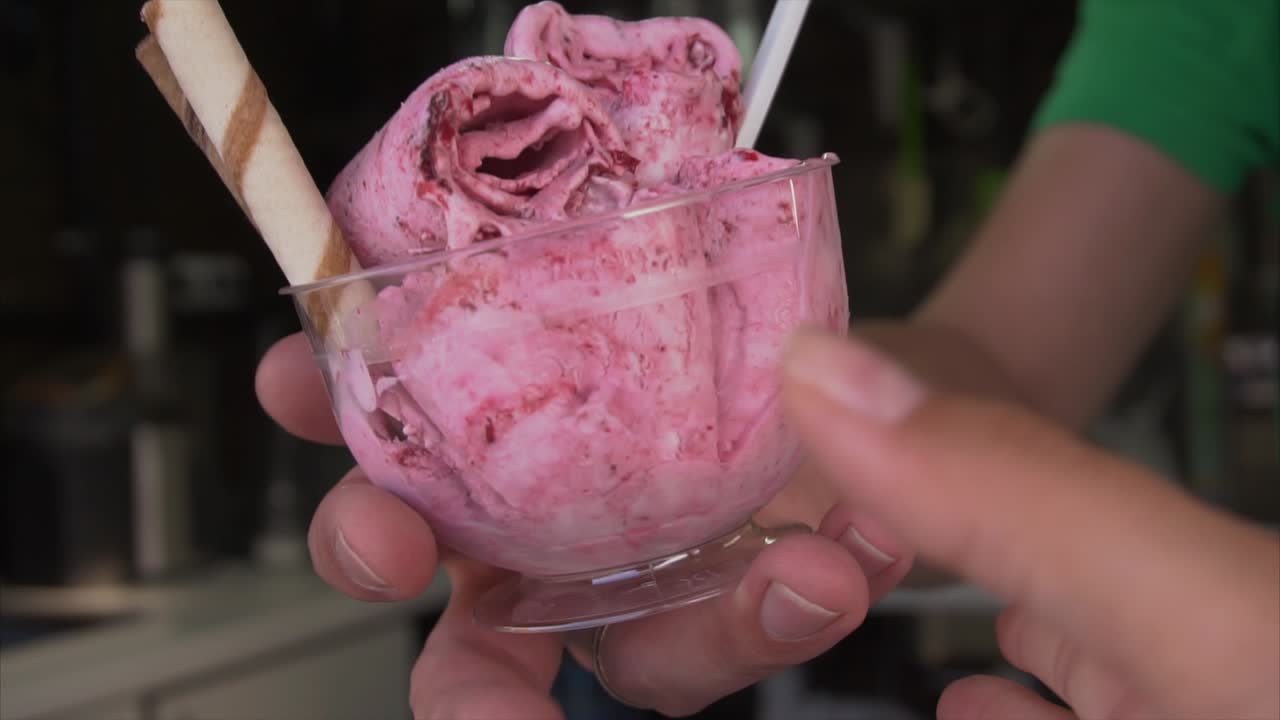 helado rosado enrollado de mano
