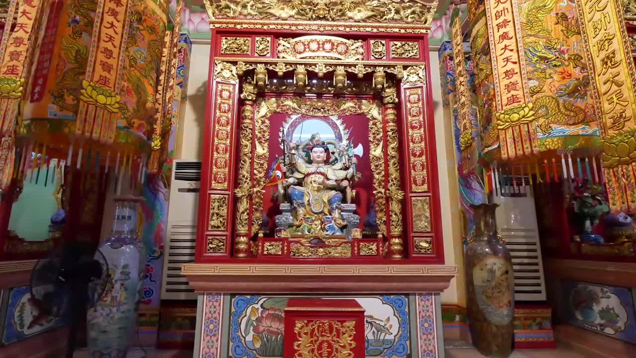 antigua estatua de dios santo chino, de cerca