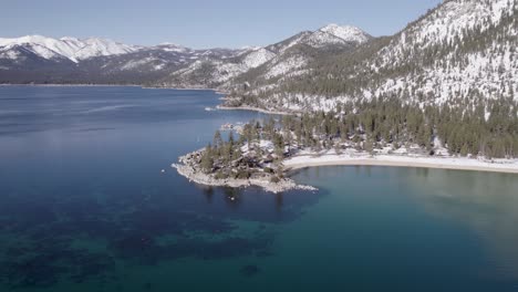 un dron de alto vuelo, 4k disparado sobre el lago tahoe, california, durante la temporada de invierno