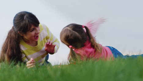 Glückliche-Kindheit-Mutter-Und-Tochter-Umarmen-Und-Lachen