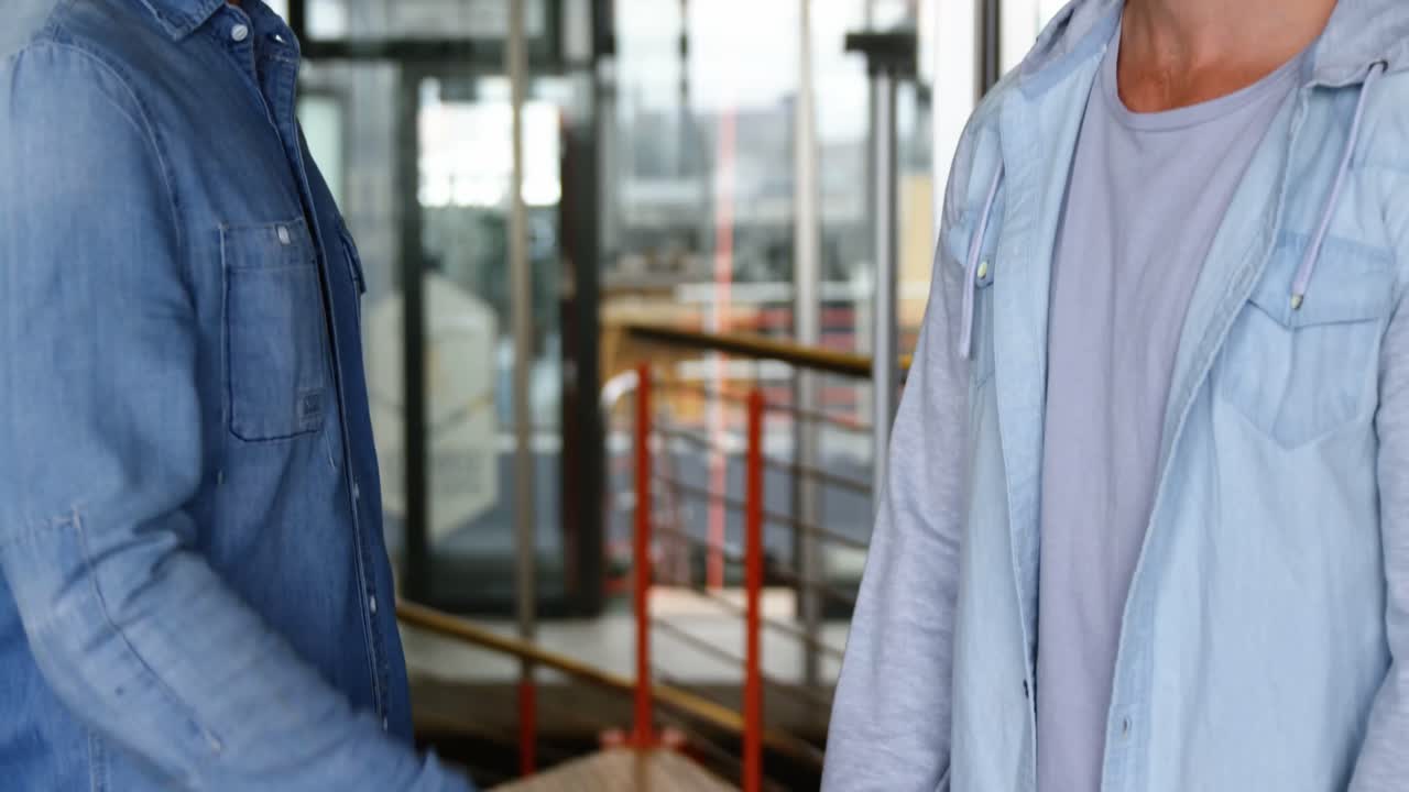 행복한 남성 경영자들이 서로 상호 작용하고 있습니다.