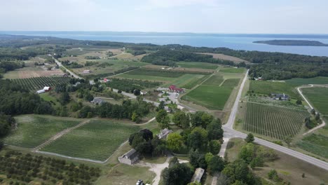 Antigua-Península-De-La-Misión-Con-Granjas-Y-Viñedos,-En-Grand-Traverse-Bay,-Michigan,-EE.UU.